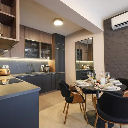 Belvedere Luxury Two Bedroom With Parking *