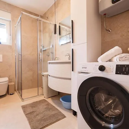Belvedere Luxury Two Bedroom With Parking *